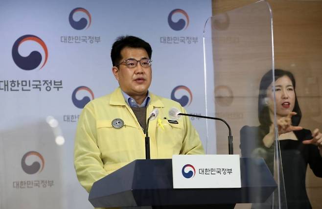 [서울=뉴시스] 박주성 기자 = 손영래 중앙사고수습본부 전략기획반장이 3일 오후 서울 종로구 정부서울청사 브리핑룸에서 코로나19 대응 정례브리핑을 하고 있다. 2021.01.03. park7691@newsis.com