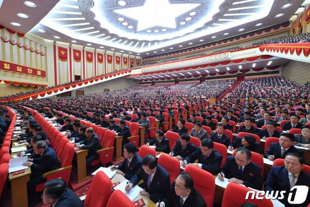 (평양 노동신문=뉴스1) = 북한 제8차 노동당 대회가 12일 폐막했다고 당 기관지 노동신문이 13일 보도했다. 지난 5일 개막한 이번 당 대회는 8일 만에 막을 내리면서 역대 두 번째로 최장기간 진행됐다. 신문은 이날 8면으로 증면 발행해 6개 면에 당 대회 폐막 소식을 전했다.    [국내에서만 사용가능. 재배포 금지. DB 금지. For Use Only in the Republic of Korea. Redistribution Prohibited]  rodongphoto@news1.kr