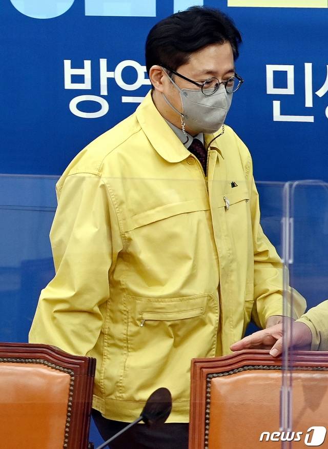 홍익표 더불어민주당 정책위의장이 이달 5일 오전 서울 여의도 국회에서 열린 원내대책회의에 참석하고 있다. / 사진제공=뉴스1