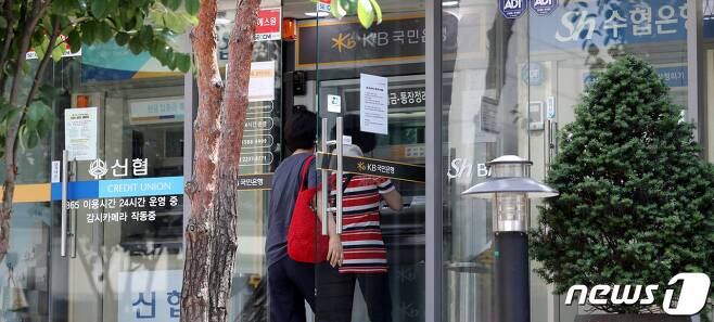 카카오뱅크와 케이뱅크, 토스가 ATM 수수료 무료 서비스를 6개월 연장하기로 했다. 사진은 지난해 6월 서울시내에서 시민들이 ATM 기기를 이용하는 모습./사진=뉴스1