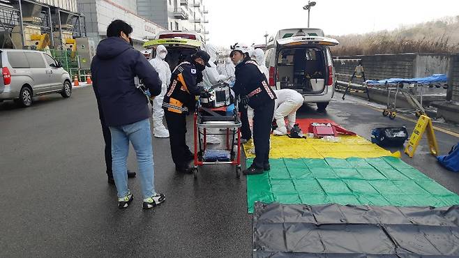 13일 오후 2시 20분께 경기 파주시 월롱면 LG디스플레이 공장에서 화학물질 유출사고가 발생해 6명이 부상을 입었으며, 이중 2명이 심정지로 심폐소생술을 실시했다. 출동한 구급대원들이 환자를 이송하고 있다. / 사진=뉴스1(경기북부소방재난본부 제공)