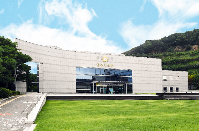 양주시의회가 13일 전체 의원 명의로 ‘경기도 산하 공공기관 경기북부 추가 이전 건의문’을 발표했다. / 사진제공=양주시의회