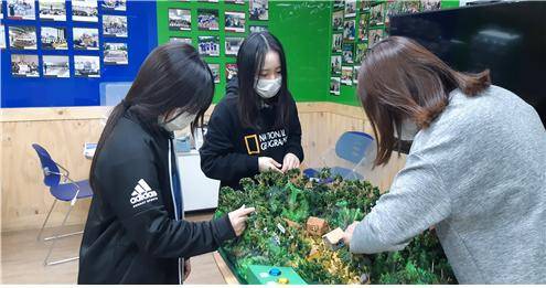 군포시청소년수련관 소속 학생들이 봉오동전투 관련 학습을 수행하고 있다. / 사진제공=군포시청소년재단