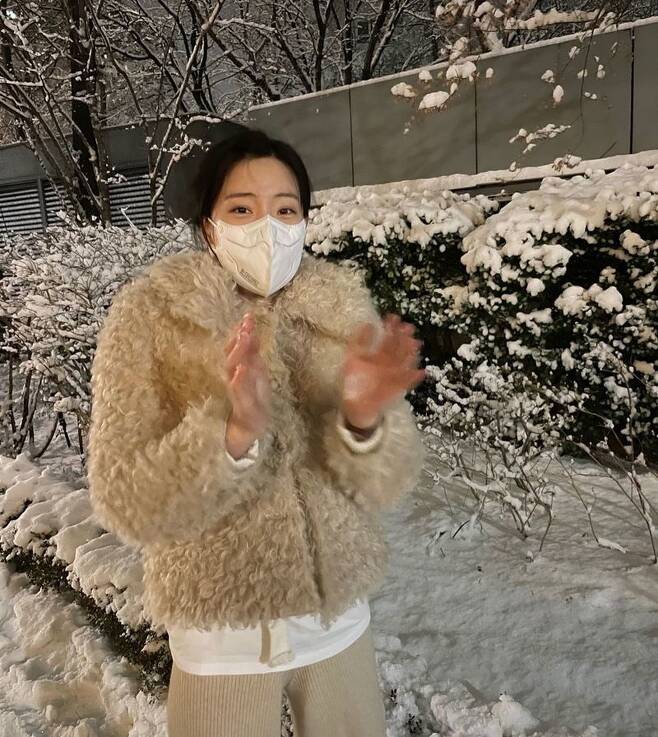 Group WJSN member Eunseo has released a lovely recent situation.Eunseo posted several photos on her Instagram account on January 13.In the photo, Eunseo wore a fur jacket with a modest minster and emanated a pure charm.Eunseo is attracted to the eye with a playful aspect, such as touching the eyes with his bare hands.Meanwhile, the group WJSN, which Eunseo belongs to, unveiled Neverland on June 9th.