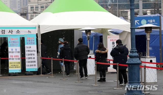 [서울=뉴시스]고범준 기자 = 신종 코로나바이러스 감염증(코로나19) 신규 확진자가 537명으로 집계된 12일 오후 서울 중구 서울역광장에 마련된 코로나19 임시 선별검사소에서 시민들이 검사를 받기 위해 줄 서 있다. 2021.01.12. bjko@newsis.com