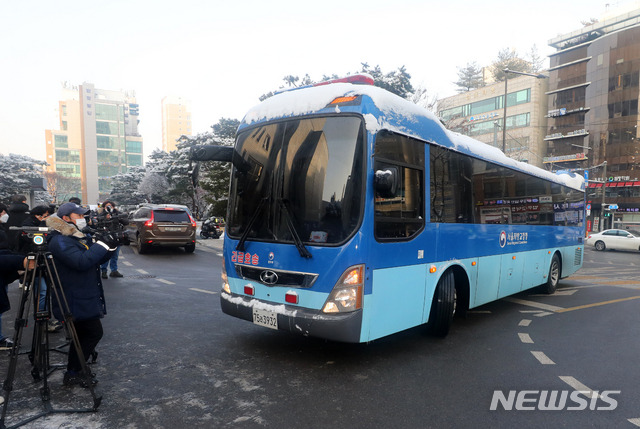 [서울=뉴시스]배훈식 기자 = 학대 받아 숨진 것으로 알려진 정인이 양부모에 대한 첫 재판이 열리는 13일 오전 서울 양천구 서울남부지방검찰청에 법무부 호송차량이 들어오고 있다. 2021.01.13. dahora83@newsis.com