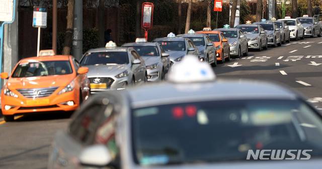 [서울=뉴시스] 홍효식 기자 = 서울 강남구의 한 택시 회사에서 신종 코로나바이러스 감염증(코로나19) 확진자가 10명이 발생해 택시발 집단감염에 대한 우려가 커지고 있는 4일 서울역 인근에서 택시들이 손님을 태우기 위해 길게 줄지어 대기하고 있다. 2021.01.04. yesphoto@newsis.com
