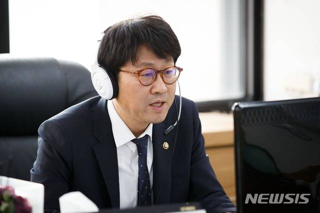 [서울=뉴시스]도규상 금융위원회 부위원장이 12일 서울 종로구 정부서울청사에서 금융리스크 대응반 회의를 비대면 화상회의로 진행하고 있다. (사진=금융위원회 제공) 2021.01.12. photo@newsis.com