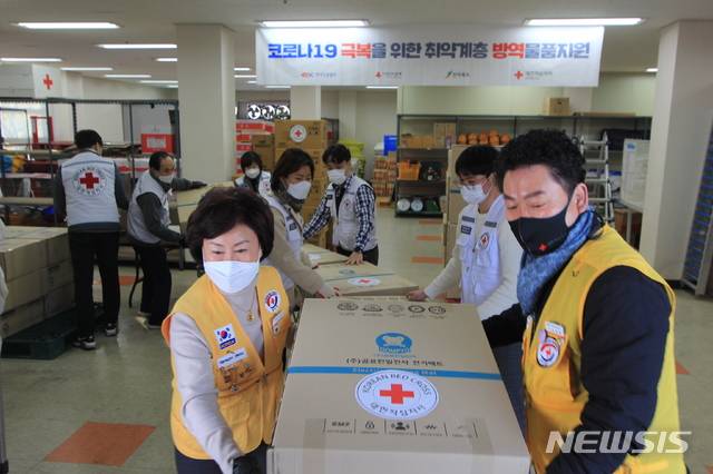 [전주=뉴시스]윤난슬 기자 = 대한적십자사 전북지사는 북극발 한파로 겨울나기에 어려움을 겪는 도내 재난 취약계층 300가구에 1200만원 상당의 온열매트를 지원한다고 13일 밝혔다.(사진=전북 적십자사 제공)