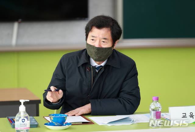 [전주=뉴시스] 김승환 전북도교육감은 13일 전주에코시티 내 전주 화정초와 자연초등학교를 방문해 과밀학급 해소 방안에 대해 교사들과 이야기를 나누고 제3초등학교 설립에 최선을 다할 것을 약속했다. 2021.01.13 (사진= 전북도교육청 제공) photo@newsis.com