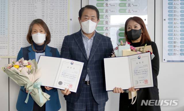 [목포=뉴시스] = 전남도체육회는 김선희 목포대학교 체육학과 교수(왼쪽)와 이분희 광양시체육회 생활체육지도자가 생활체육 발전에 기여한 공로를 인정받아 문화체육관광부 장관상을 수상했다고 13일 밝혔다. (사진=전남도체육회 제공). 2021.01.13.photo@newsis.com
