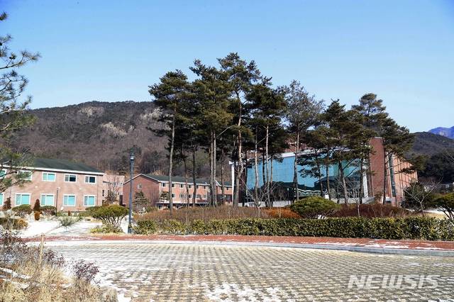 [상주=뉴시스] 박홍식 기자 = 기독교 선교법인 전문인국제선교단(인터콥)이 운영하는 경북 상주시 화서면 BTJ 열방센터를 찾았던 방문자 2797명 중 126명이 신종 코로나바이러스 감염증(코로나19)에 확진된 가운데 최근 이 중 53명이 참여한 9개 시·도 종교모임 등을 통해 확진자 450명이 추가 발생해 방역당국에 비상이 걸렸다. 사진은 상주 BTJ 열방센터 전경. (사진=상주시 제공) 2021.01.13 photo@newsis.com