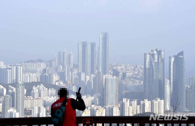 [부산=뉴시스] 하경민 기자 = 부산시 금련산 전망대에서 바라본 도심. 2021.01.13. yulnetphoto@newsis.com