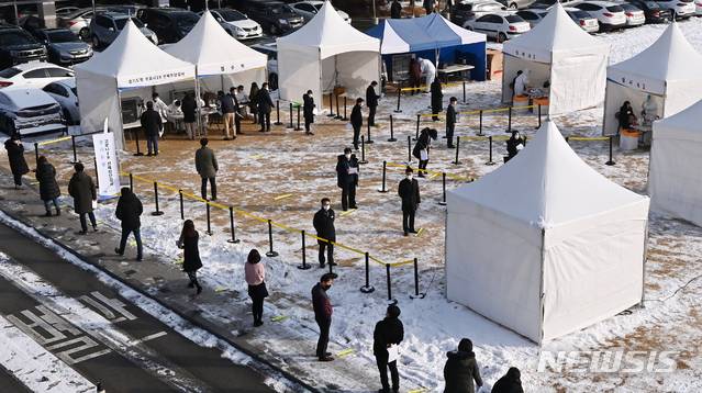 [수원=뉴시스] 김종택기자 = 13일 오전 경기도 수원시 팔달구 경기도청에 마련된 임시선별검사소에서 도청 직원들이 신종 코로나바이러스 감염증(코로나19) 선제검사를 받기위해 줄 서 대기하고 있다. 경기도는 코로나19 무증상 감염자로 인한 지역감염을 막기위해 도청과 공공기관 전 직원 1만2천여명을 대상으로 오는 19일까지 선제적으로 전수검사를 실시한다. 2021.01.13.jtk@newsis.com