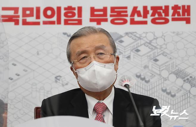 김종인 국민의힘 비상대책위원장이 13일 국회에서 서울시장 보궐선거를 앞두고 당 차원의 부동산 정상화 대책을 발표하고 있다. 김 위원장은 "먼저 각종 규제로 인해 멈춰져 있던 재건축·재개발 사업을 활성화해 기존 도심을 고밀도·고층화 개발로 추진하겠다"고 밝혔다. 윤창원 기자