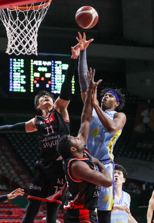 kt 양홍석(왼쪽)이 13일 삼성과 홈 경기에서 상대 힉스(오른쪽)의 슛을 막아내고 있다. 부산=KBL