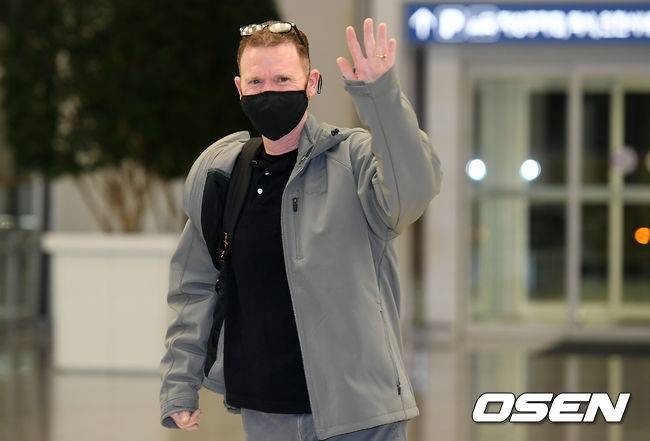 [OSEN=인천국제공항, 조은정 기자]&nbsp;11일 오후 인천국제공항을 통해 한화 케네디 코치가 입국했다. 케네디 코치가 입국장을 나서며 포즈를 취하고 있다. /cej@osen.co.kr