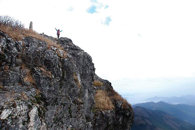 심봉은 화강암 단일 암봉이다. 안전하게 우회하여 오르는 길이 있다.