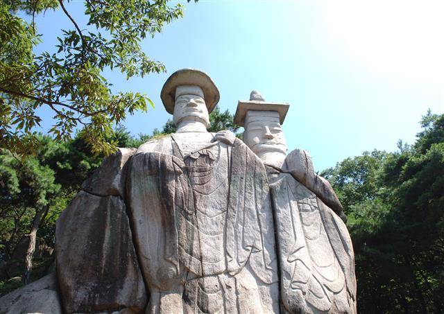 보물 제93호인 마애이불입상(쌍미륵불)