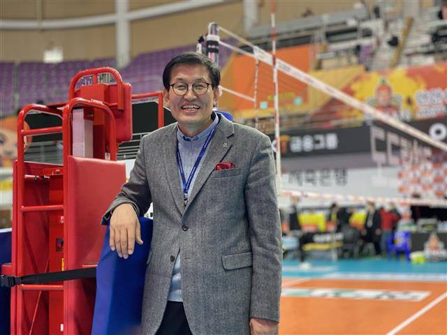 2013년 12월 29일 ‘포청천’의 임무를 내려놓은 뒤 7년 만인 지난달 한국배구연맹(KOVO) 경기운영본부장으로 복귀한 김건태 본부장이 10일 경기 안산 상록체육관에서 활짝 웃고 있다. 서울신문 DB