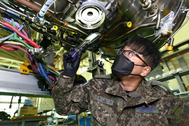 항공우주공학 국제기술사 자격을 취득한 공군 군수사령부 항공자원관리단 최동인 준위가 항공기 엔진을 점검하고 있다.        /사진제공=공군