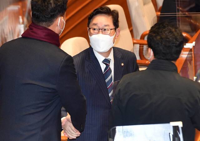 박범계 법무부 장관 후보자가 지난 8일 오전 서울 여의도 국회 본회의장에서 의원들과 인사하고 있다. /연합뉴스