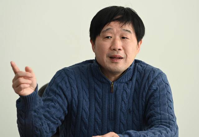 서민 단국대 의대 교수는 “문재인 정부의 대변 검사 결과 살찐 기생충이 득실댄다”고 꼬집었다. /이호재기자