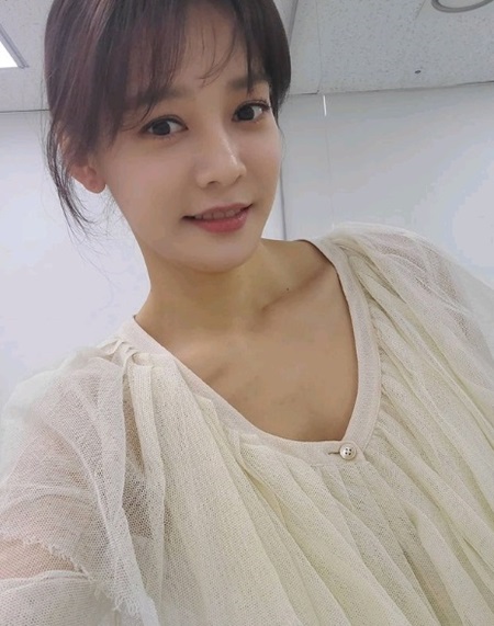 Translator Ahn Hyon-mo has reported on the latest.On the 13th, Ahn Hyun-mo posted a picture on his instagram with an article entitled I am not a ruffle person, but this vintage-looking, romantic lace ruffle blow make my heart go mm-mm.In the photo, Ahn Hyon-mo smiles at the camera in a white-toned blouse decorated with lace.A clear look that blends with a clear eye catches the eye.Ahn Hyon-mo married producer and singer Reimer in 2017.Ahn Hyon-mo, who is in various broadcasting activities, recently appeared with Reimer in SBS entertainment Sangmongmong 2 and released his daily life.Photo = Ahn Hyon-mo Instagram