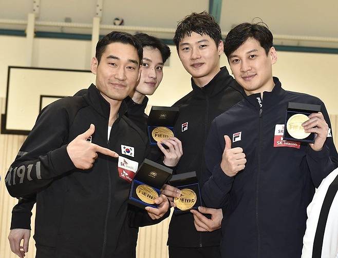 펜싱 남자 사브르 대표팀, 시즌 두 번째 월드컵 우승 왼쪽부터 김정환, 김준호, 오상욱, 구본길. 2020.3.9      [국제펜싱연맹 페이스북 캡처. 재판매 및 DB 금지] photo@yna.co.kr