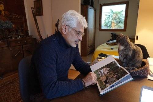 사진집을 들여다보는 프랑스 사진작가 스테판 글라디외 (파리=연합뉴스) 현혜란 특파원 = 2017∼2019년 북한을 다섯 차례 방문해 촬영한 북한 주민들의 일상을 사진집으로 엮어 프랑스 등에 출간한 프랑스 사진작가 스테판 글라디외가 자신의 책을 들여다보고 있다.  runran@yna.co.kr