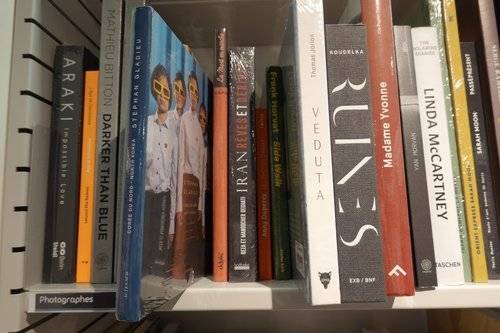 프랑스 대형서점에서 판매 중인 스테판 글라디외의 사진집 (파리=연합뉴스) 현혜란 특파원 = 프랑스 파리 샹젤리제 거리에 위치한 대형서점 '프낙'에서 프랑스 사진작가 스테판 글라디외가 북한 주민들의 초상을 담아 출간한 사진집을 판매하고 있다. runran@yna.co.kr