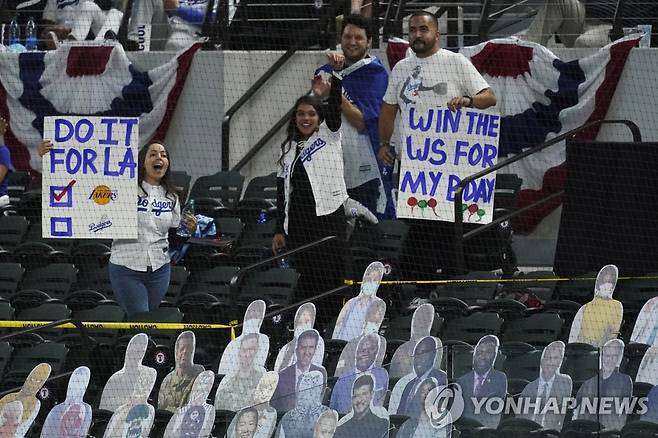 LA 다저스와 탬파베이 레이스가 펼친 2020년 월드시리즈를 관람한 팬 [AP=연합뉴스 자료사진]