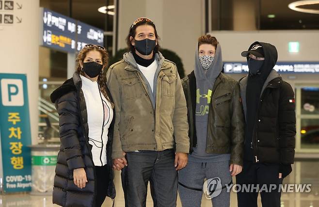 가족과 함께 입국한 수베로 한화 감독 프로야구 한화 이글스의 신임 사령탑인 카를로스 수베로 감독과 가족들이 11일 오후 인천국제공항 2터미널을 통해 입국한 뒤 포즈를 취하고 있다. [연합뉴스 자료사진]