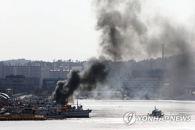 속초항 선박 화재 (속초=연합뉴스) 이종건 기자 = 13일 오후 강원 속초시 청초호 속초항 수협 부두 앞에 정박해 있던 어선에서 불이나 검은 연기가 솟아오르고 있다. 2021.1.13 momo@yna.co.kr