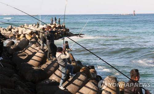 위험한 테트라포드 위 낚시. [촬영 이해용]