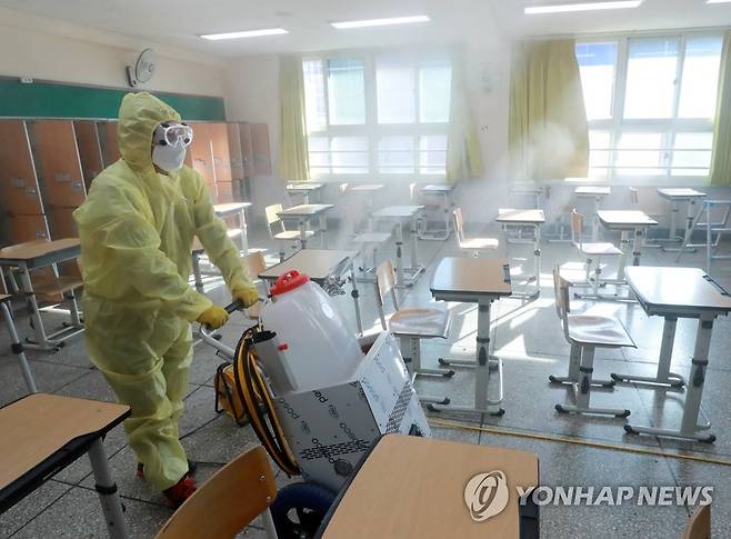 교실 소독 [연합뉴스 자료사진]