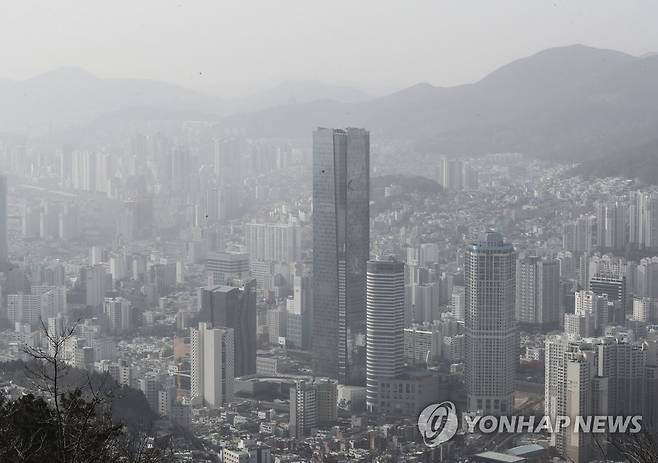 부산 미세먼지 '나쁨' (부산=연합뉴스) 강덕철 기자 = 2021.1.13 kangdcc@yna.co.kr