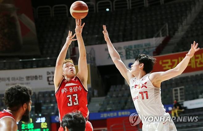 이승현의 슛 (고양=연합뉴스) 김병만 기자 = 13일 고양체육관에서 열린 프로농구 고양 오리온- 서울 SK 경기. 오리온 이승현이 슛하고 있다.      2021.1.13 kimb01@yna.co.kr
