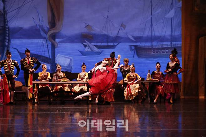 유니버설발레단이 오는 6월 4~6일 예술의전당 오페라극장에 올리는 2020년 시즌 첫 작품 ‘돈키호테’의 과거 공연 장면(사진=유니버설발레단).