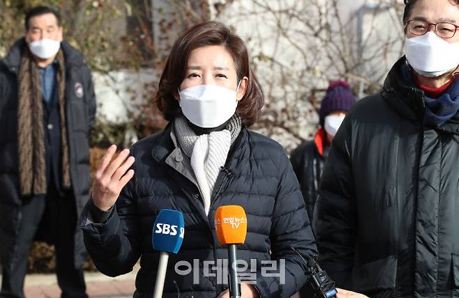 서울시장 보궐선거 출마를 선언한 나경원 전 의원이 14일 오후 재건축 추진중인 서울 금천구 남서울 럭키아파트를 방문해 취재진의 질문에 답하고 있다. (사진=노진환 기자)