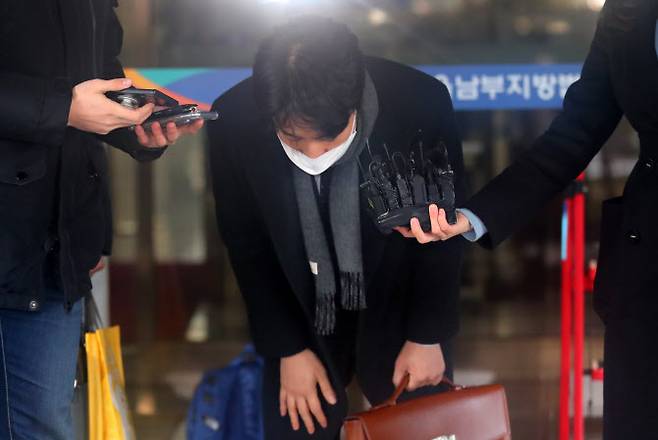 학대 받아 숨진 것으로 알려진 정인이 양부모에 대한 첫 재판이 열린 13일 오전 서울 양천구 서울남부지방법원에서 첫 공판을 마친 양부모의 변호인 정희원 변호사가 인사를 하고 있다 (사진=연합뉴스)