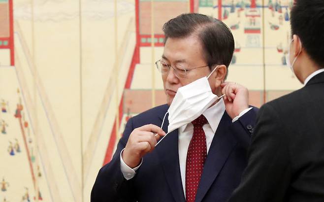 문재인 대통령이 14일 청와대에서 강창일 주일대사에게 신임장을 수여한 후 기념촬영을 위해 마스크를 벗고 있다.(사진=연합뉴스)