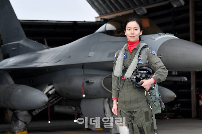 여군 최초로 ‘전술무기교관’ 자격을 획득한 공군 39정찰비행단 159전투정찰비행대대 소속 김선옥 소령이 자신의 주기종인 F-16 전투기 앞에서 기념촬영을 하고 있다. (사진=공군)