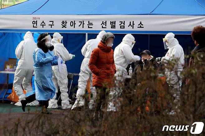 인천 연수구는 연수구 지인 모임 관련 확진자 8명이 쏟아진 한  아파트 주민 2300명을 대상으로 전수 검사를 실시한다. 해당 아파트에는 10~14일 8명의 확진자가 발생했다.  14일 방역당국이 아파트 공터에서 주민을 대상으로 검체 검사를 진행하고 있다. 2021.1.14/뉴스1 © News1 정진욱 기자