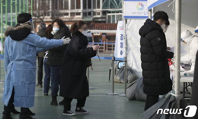 23일 오전 울산 울주군 범서생활체육공원에 마련된 선별진료소에서 울주군민들이 신종 코로나바이러스 감염증(코로나19) 무료 신속항원검사를 받기 위해 대기하고 있다. 2020.12.23/뉴스1 © News1 윤일지 기자