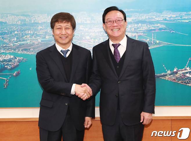 구남수 울산지방법원장(사진 좌측)이 19일 부임 인사차 울산시청을 방문해 송철호 시장과 환담을 나눈 뒤 기념촬영을 하고 있다.(울산시 제공) © News1