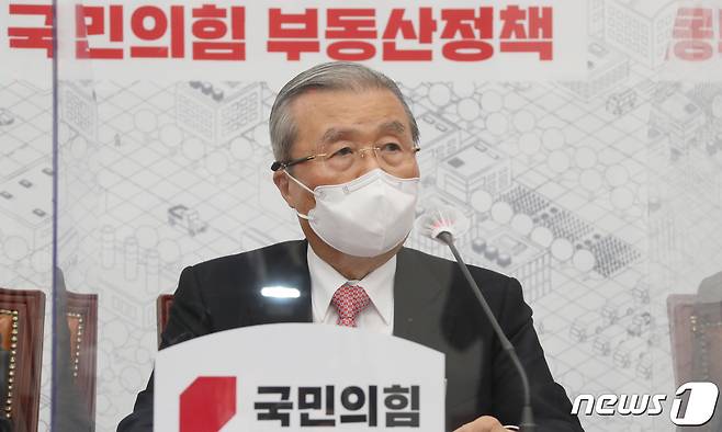 김종인 국민의힘 비상대책위원장이 13일 오후 서울 여의도 국회에서 열린 부동산 정상화 대책 기자회견에서 모두발언을 하고 있다. 김 위원장은 부동산 문제 해결을 위해 재건축·재개발 사업 활성화를 통한 도심 고밀도·고층화 개발, 도심 택지확보를 통한 공급물량 확대, 양도소득세 중과제도 폐지로 인한 세 부담 완화, 고질적인 교통난 해소, 공시가격 제도 손질, 무주택자 주택구입 지원 등 6가지 방안을 제시했다. 2021.1.13/뉴스1 © News1 국회사진취재단