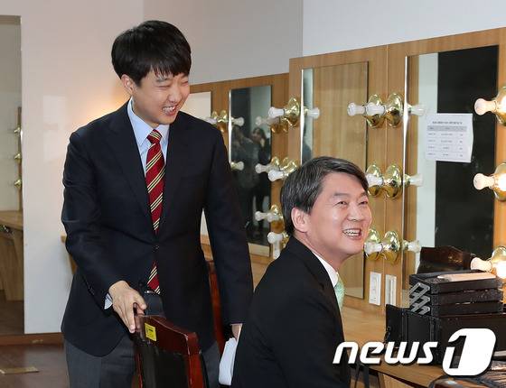 20대 총선을 앞둔 2016년 4월 5일 서울 노원구 인덕대학교 은봉관에서 열린 노원후보자 TV토론회에 참석한 당시 이준석 새누리당 후보와 안철수 국민의당 후보가 분장실에서 마주쳤다. © News1