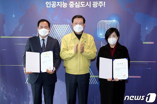 이용섭 광주광역시장이 14일 오전 시청 접견실에서 한상일 시립국악관현악단 지휘자와 박주현 시립소년소녀합창단 비상임지휘자에게 위촉장을 전달한 후 기념촬영을 하고 있다.(광주시 제공)2021.1.14 /뉴스1 © News1