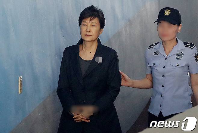 국정농단과 국가정보원 특수활동비 상납 등 혐의로 재판에 넘겨진 박근혜 전 대통령에게 징역 20년형이 최종 확정됐다.사진은 2017년 9월 서울중앙지방법원에서 열린 '592억 뇌물' 관련 69회 공판에 출석하기 위해 호송차에서 내려 법정으로 향하고 있는 박근혜 전 대통령 모습. (뉴스1 DB) 2021.1.14/뉴스1 © News1 박세연 기자